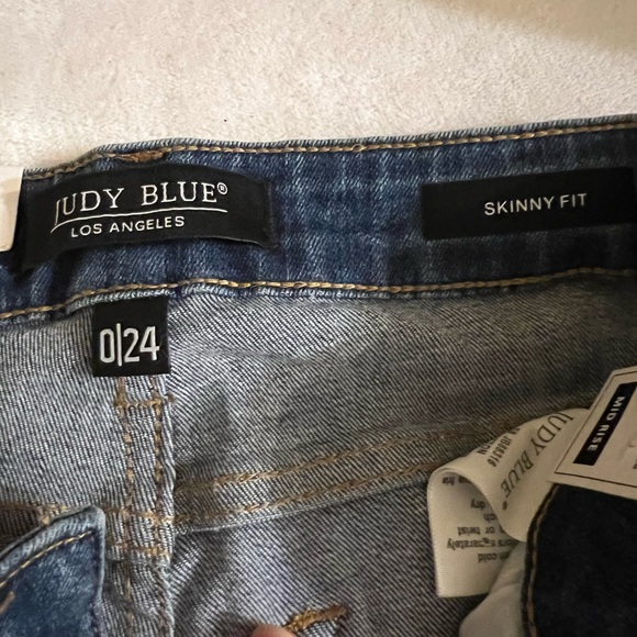 Judy blue distressed Buffalo plaid jeans. New with tags. Size 0/24(size4). - Picture 6 of 7